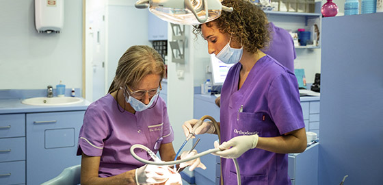 Dra. Penélope Gómez con un paciente, cita en la clínica dental Orthodontic Reus