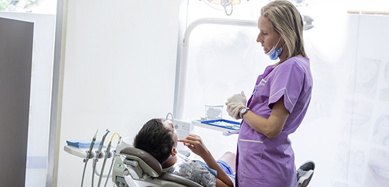 Dra. Penélope Gómez con un paciente, cita en la clínica dental Orthodontic Vilafranca