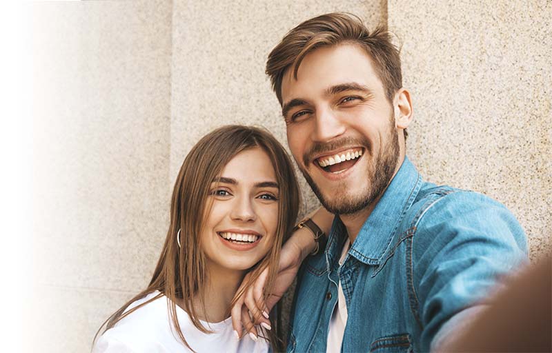 parella jove feliç porta retenidors fixos de la clínica dental Orthodontic