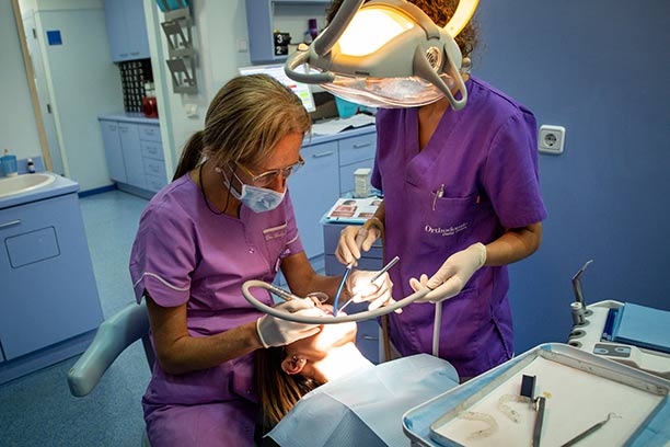Dra. Penélope Gómez con paciente - día mundial de la ortodoncia
