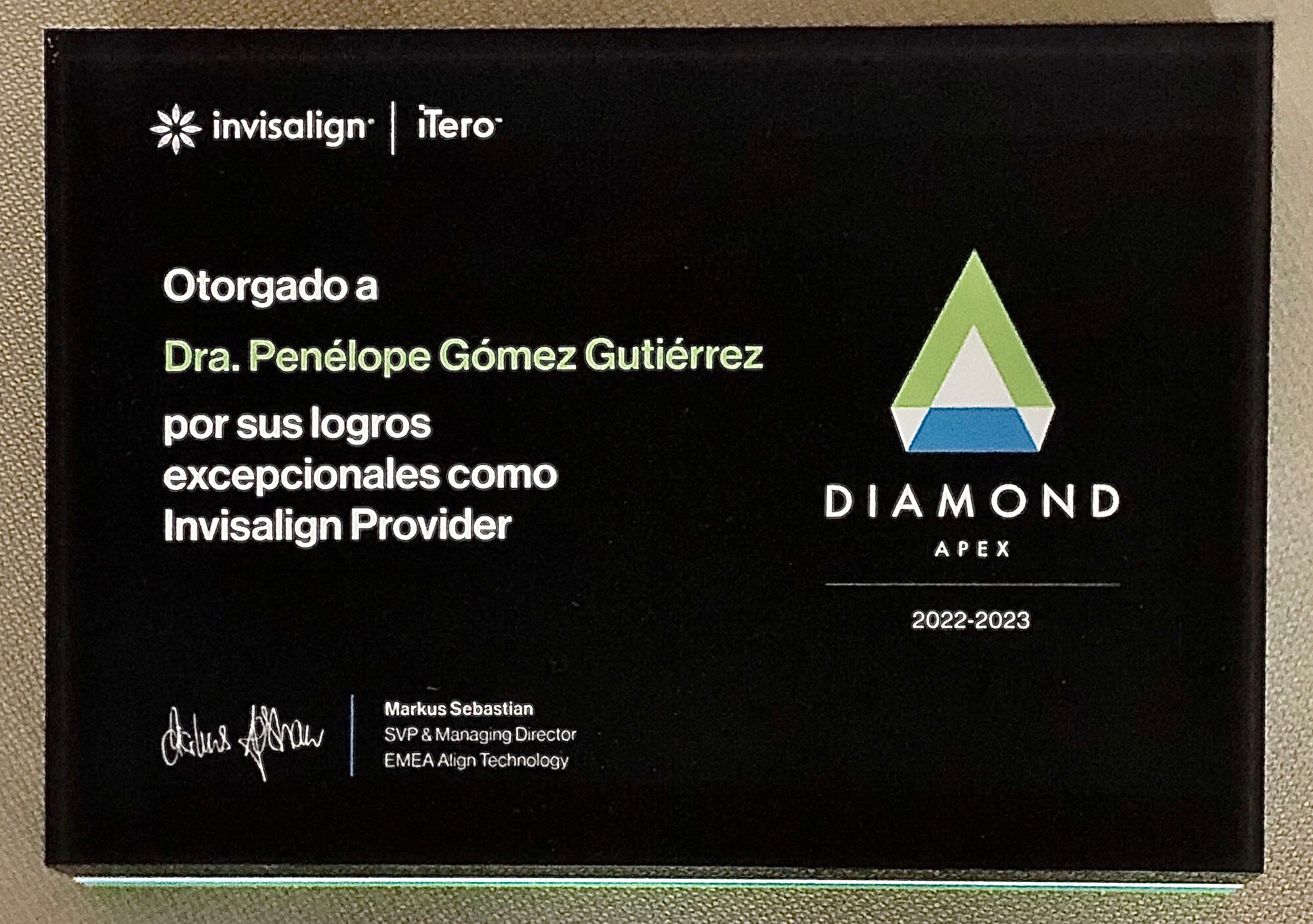 Dra. Penélope Gómez, reconocimiento Invisalign Diamond Apex Provider 2022-2023