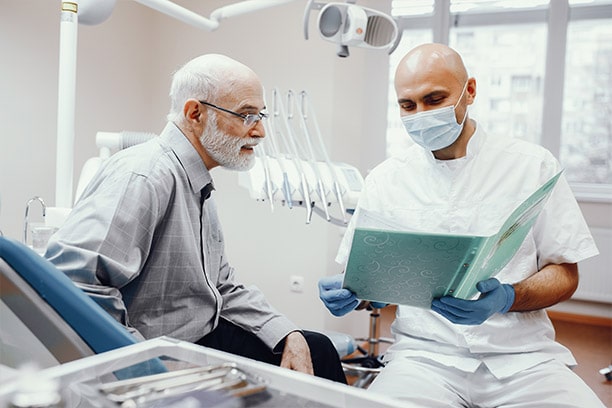 Visitar regularment el dentista ajuda a prevenir problemas més greus que afecten la salut bucodental en la gent gran