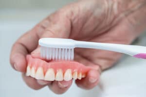 Limpiar bien las prótesis dentales es uno de los 5 consejos para mantener una buena salud bucodental en las personas mayores