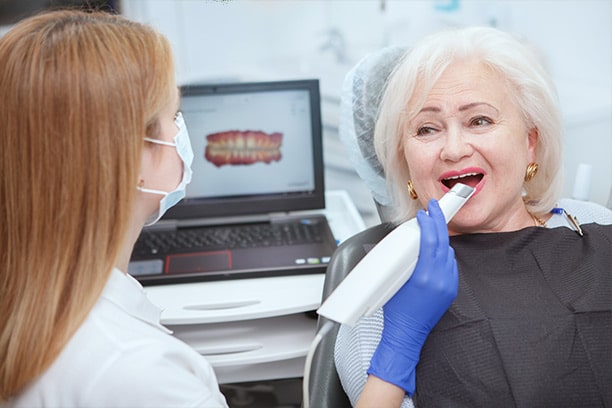 En la clínica Orthodontic ajudem la gent gran a reposar les seves dents perdudes i mantenir així la seva salut bucodental