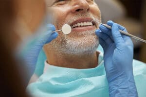 Visitar regularmente al dentista es otro punto para conservar la buena salud bucodental en personas mayores
