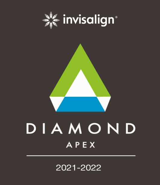 Logo Invisalign Diamond APEX Provider, categoria de la Dra. Penélope Gómez de la clínica dental Orthodontic