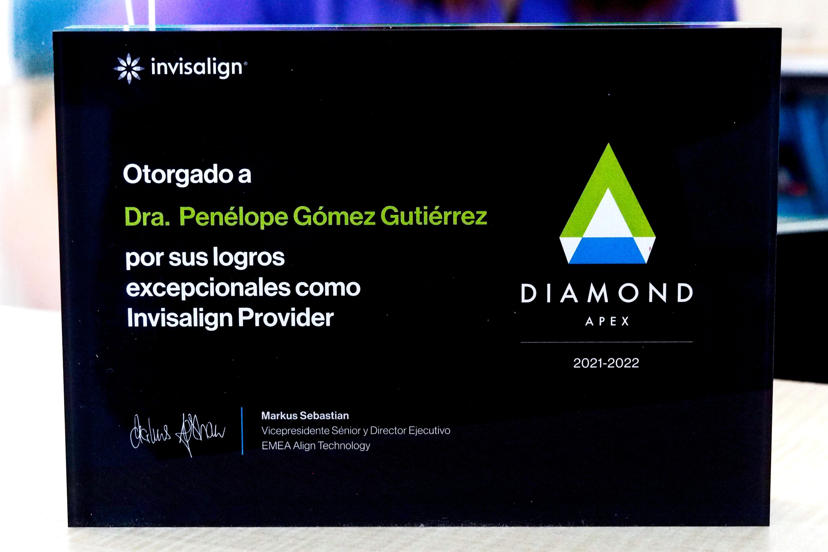 Placa otorgada como distinción a la Dra. Penélope Gómez como Diamond APEX Provider