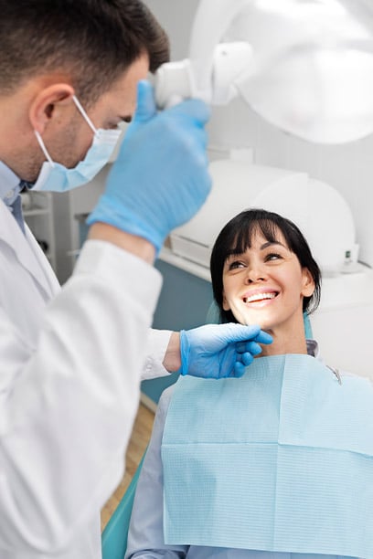 Para elegir el dentista donde hacer una revisión dental es importante que sean profesionales titulados y de experiencia