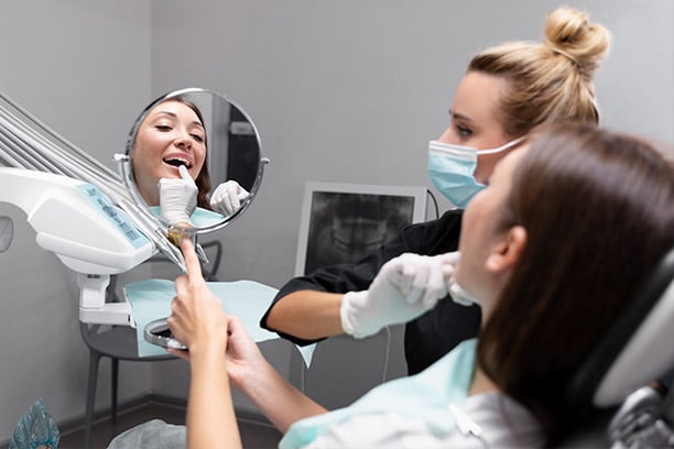 Temes que expliquen per què és important realitzar periòdicament una revisió dental al dentista