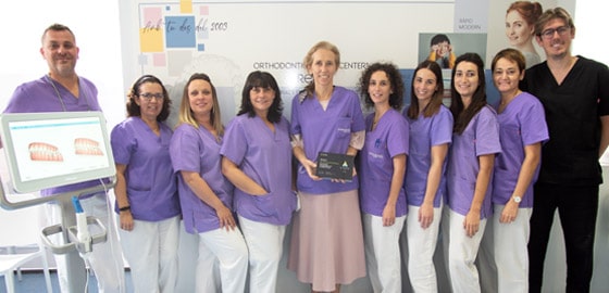 Sala de espera en recepción cartel Invisalign en la clínica dental de Tarragona